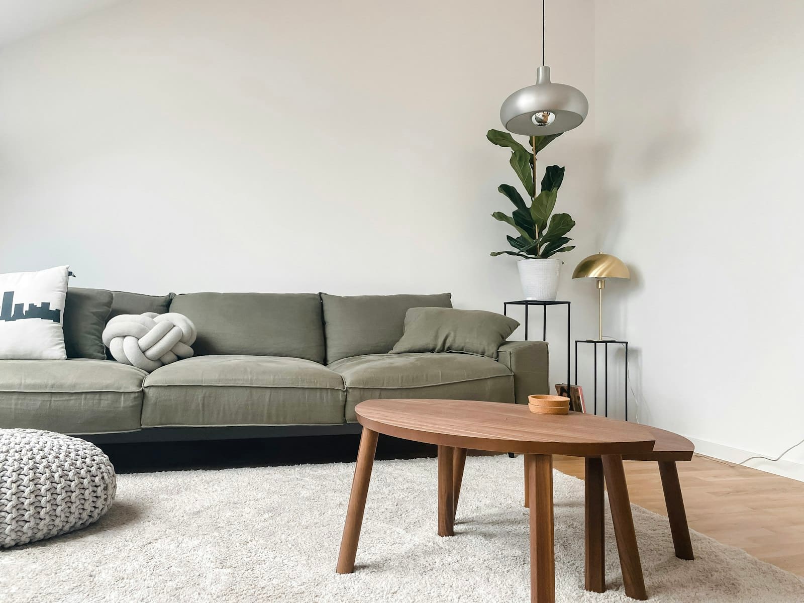 Helles, ruhiges Wohnzimmer mit Sofa und Holztisch – ein trockenes, gesundes Zuhause